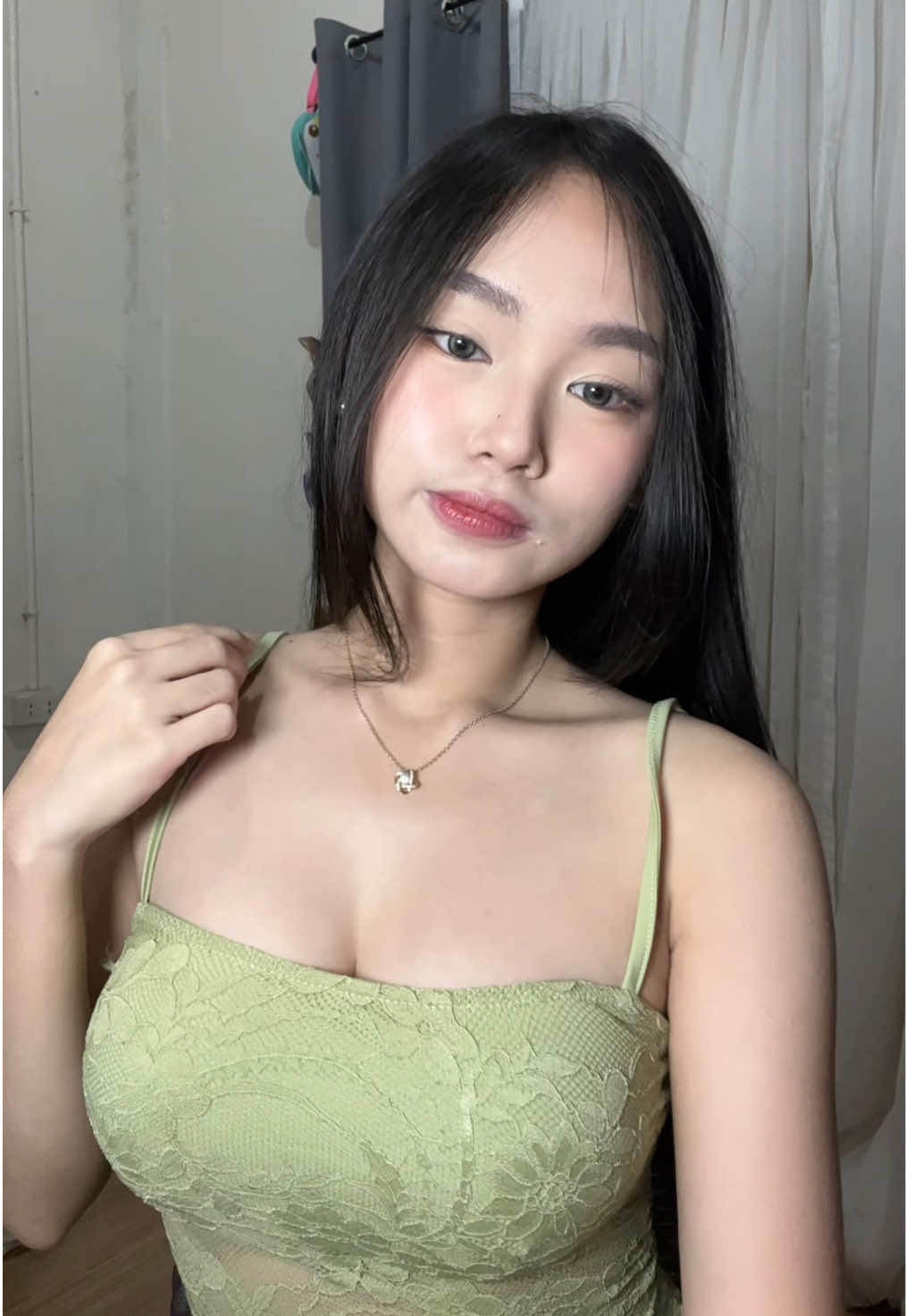 i rarely wear green dresses 😅but this dress makes me wanna wear more 