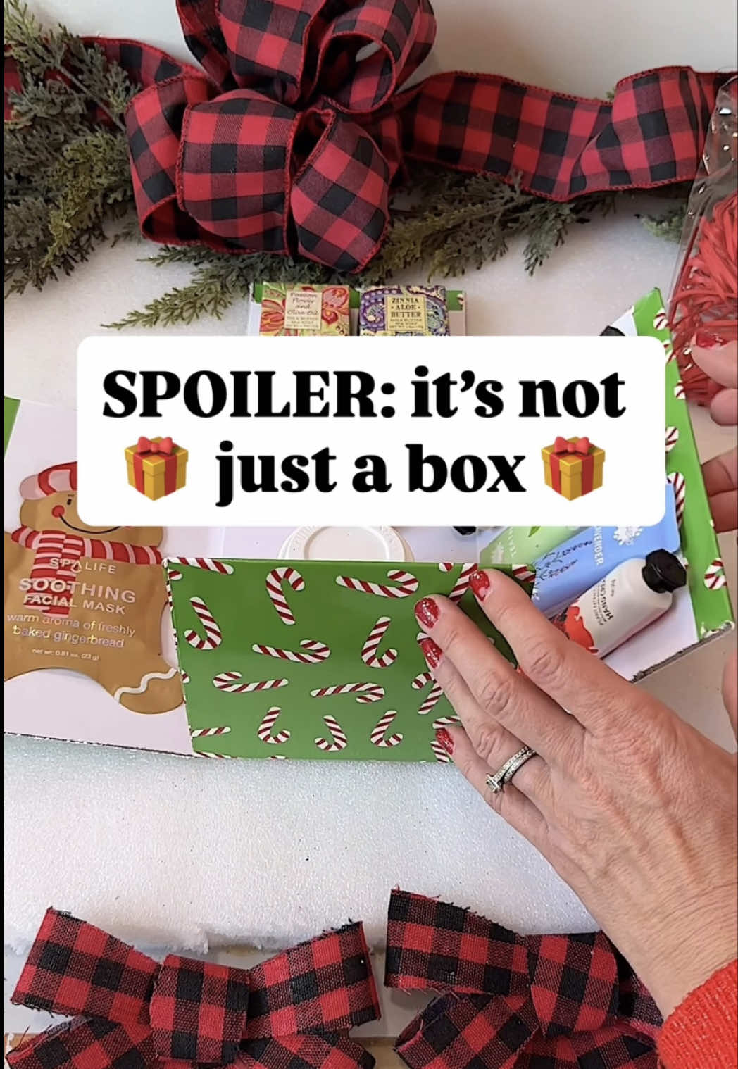 Easy DIY Christmas gift 🎁 So fun, customizable, and always a hit. What would you put inside? #DIYChristmas #diygift #ChristmasDIY #giftideas #explosionbox Christmas 2025✨