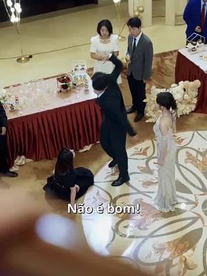 7 anos de casamento, 1 traição. Agora ela se casa feliz enquanto o ex implora.