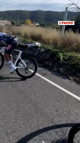 Mathieu Van der Poel, victime dans un premier temps d'un saut de chaîne, joue de son adresse légendaire pour éviter une grosse chute sur son deuxième sprint. Le Néerlandais lancera ce week-end sa saison en cyclo-cross.