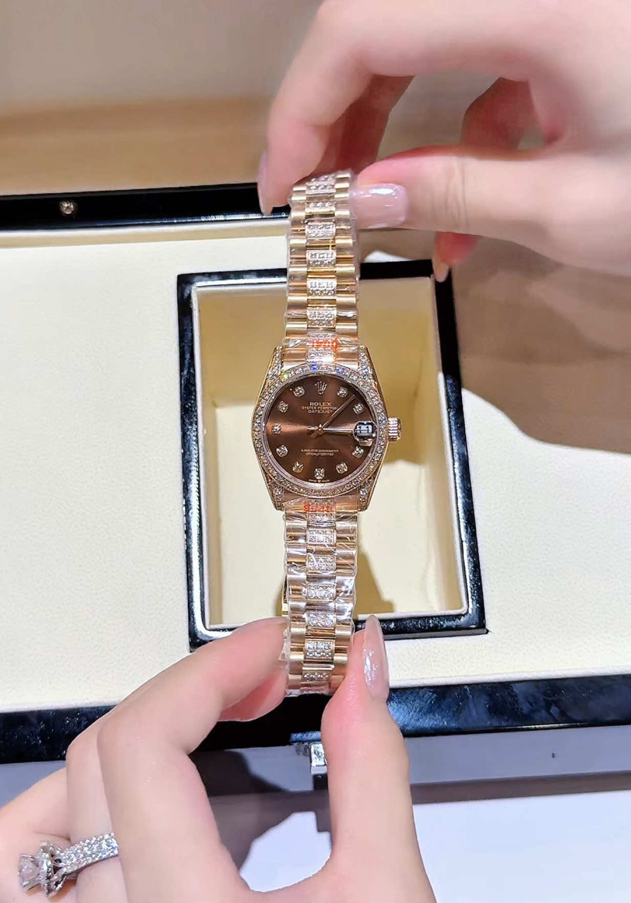 Màu chocolate thì quá đẹp rùi🥰 lấp lánh trên quai điểm nhấn khác biệt😝 quá đẹp ạ🥰#xuhuong #donghonu #dongho #nghiendongho #watchluxury 