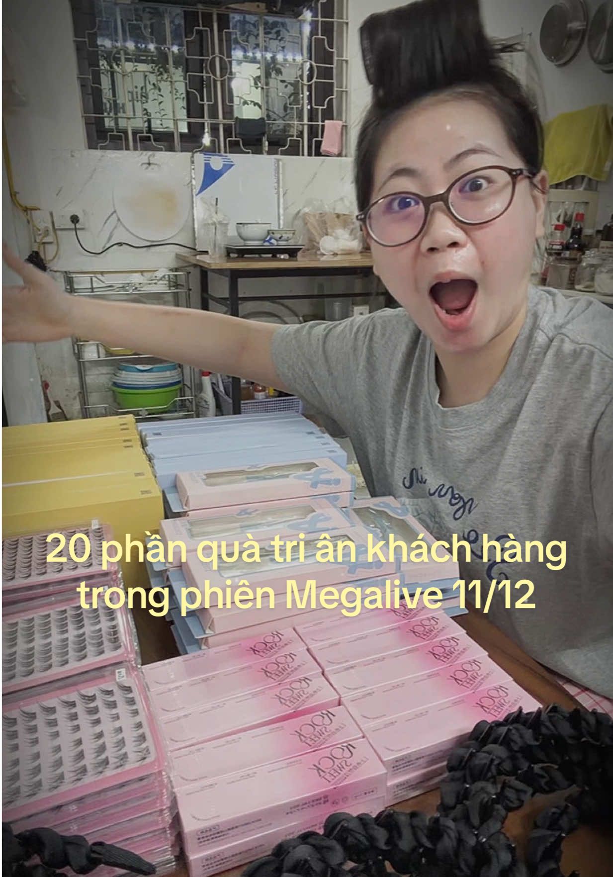 20 phần quà đến từ cá nhân em Xoài muốn gửi tặng các khách hàng đã ủng hộ Xoài Phạm trong 2 năm vừa qua 💖 Giá trị phần quà không lớn nhưng chan chứa tấm lòng của em 💓 Mong ac k “chê e Xoài nha” 🫣 Hẹn mn vào lúc 13h ngày 11/12 trên kênh Sọp.pe Xoài Phạm ạ! 💝