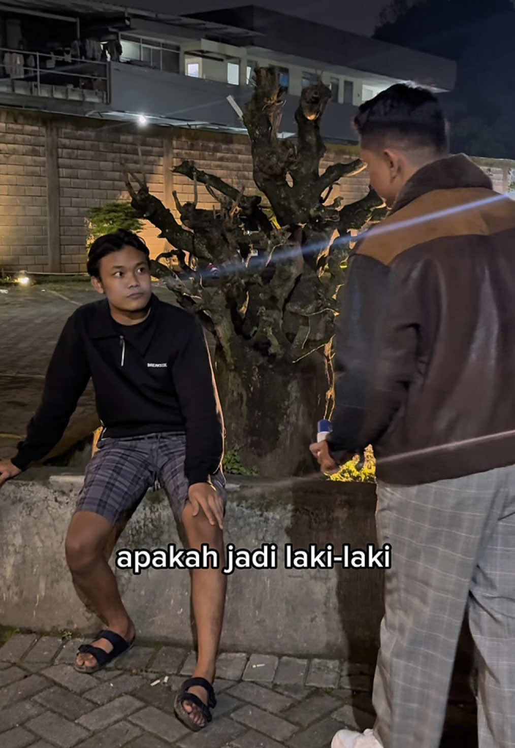 selain “uang” syarat laki laki sejati itu jangan bau ketiak! oleh karena itu a fema pakai deodorant dari @Deoxide Official 