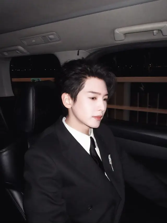 ต้าวลักยิ้มไรลีย์ของเรามาอัป Weibo งับ ขนาดถ่ายในที่มืดๆยังหล่อเลย 🤍 #หวังอี่หลุน #王以纶 #ไรลีย์หวัง #RileyWang #WangYiLun 