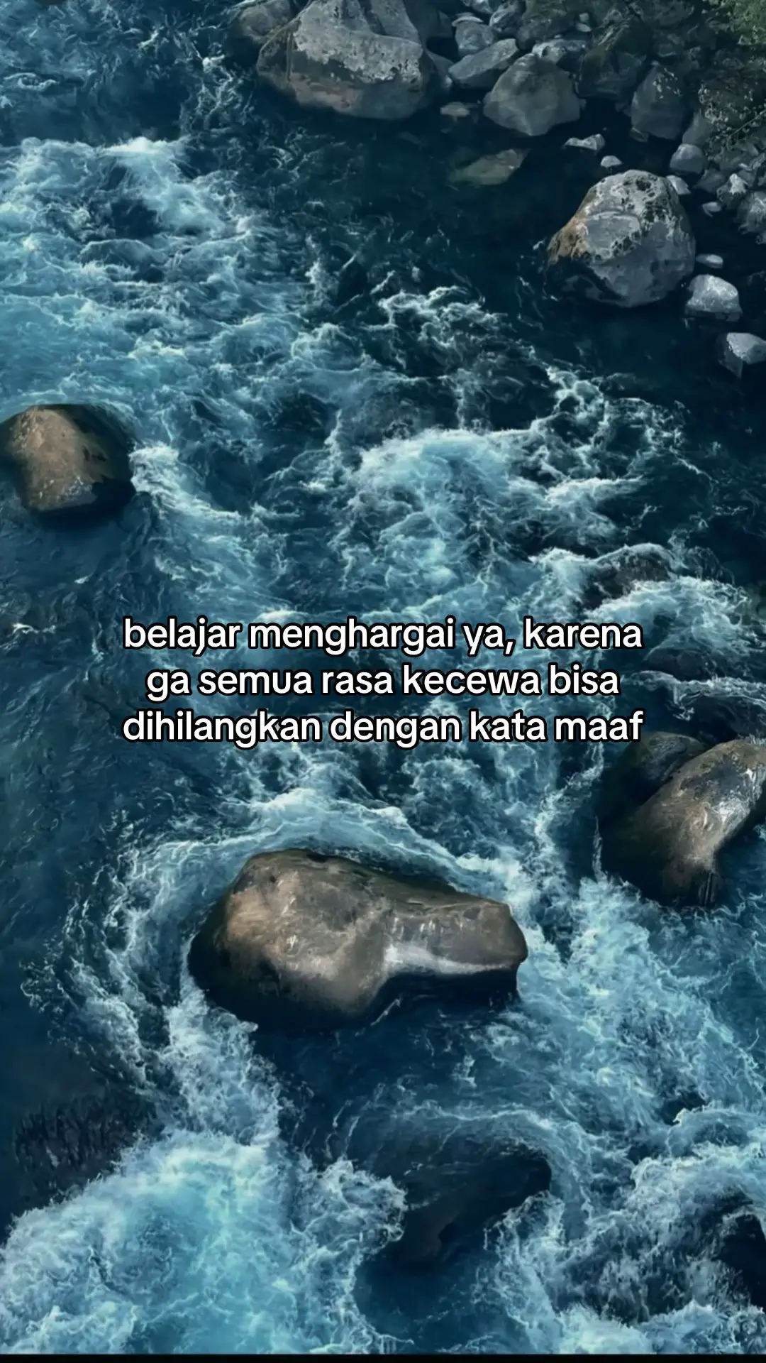 📝 Bahan-bahan Sempol Ayam 🐔 Bahan Utama Sempol: • 250 gram daging ayam fillet (bagian dada), cincang halus atau blender • 150 gram tepung tapioka (atau sagu) • 50 gram tepung terigu serbaguna • 1 butir telur • 2-3 siung bawang putih, haluskan • 1/2 sendok teh garam (sesuai selera) • 1/4 sendok teh merica bubuk • 1/2 sendok teh kaldu jamur/bubuk • 1 batang daun bawang, iris halus • Air panas secukupnya (jika adonan terlalu kering) • Tusuk sate secukupnya 🍳 Bahan Pelapis/Pencelup: • 2 butir telur, kocok lepas • Sedikit garam dan merica (untuk telur kocok) • Minyak goreng secukupnya 🧑‍🍳 Cara Membuat Sempol Ayam 1. Membuat Adonan Sempol: 1. Dalam wadah besar, campurkan daging ayam cincang/halus, bawang putih halus, garam, merica, kaldu bubuk, dan daun bawang iris. Aduk rata. 2. Masukkan telur (yang 1 butir), aduk kembali hingga tercampur sempurna. 3. Tambahkan tepung tapioka dan tepung terigu. Uleni adonan hingga kalis dan bisa dibentuk. • Tips: Jika adonan terlalu keras/kering, tambahkan sedikit air panas sedikit demi sedikit sampai adonan bisa dipulung. Jangan terlalu lembek. 2. Membentuk dan Merebus Sempol: 1. Ambil sedikit adonan, lalu lilitkan pada ujung tusuk sate. Bentuk memanjang seperti sosis atau lonjong. Lakukan hingga adonan habis. 2. Didihkan air dalam panci. Tambahkan sedikit minyak goreng agar sempol tidak saling menempel saat direbus. 3. Masukkan sempol yang sudah dibentuk ke dalam air mendidih. 4. Rebus sempol hingga mengapung, yang menandakan sempol sudah matang. Angkat dan tiriskan. Biarkan uap panasnya hilang. 3. Menggoreng Sempol: 1. Siapkan telur kocok (bahan pelapis), beri sedikit garam dan merica. 2. Panaskan minyak goreng dalam wajan. 3. Celupkan sempol yang sudah direbus ke dalam kocokan telur hingga permukaannya terlumuri rata. 4. Goreng sempol dalam minyak panas dengan api sedang hingga berwarna kuning keemasan. 5. Angkat, tiriskan, dan Sempol Ayam siap disajikan! 🌶️ Saran Penyajian Sempol Ayam paling nikmat disajikan hangat dengan: • Saus sambal pedas • Mayones • Saus kacang Selamat mencoba resepnya! #fyp #foryou #foryoupage 