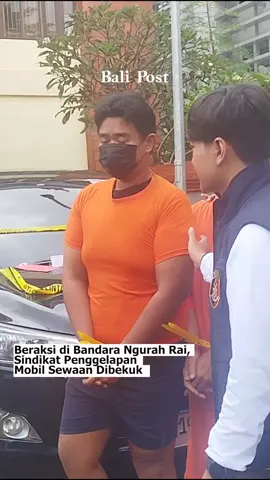 Tim Satreskrim Polres Kawasan Bandara Ngurah Rai mengungkap sindikat penggelapan mobil sewaan. Para pelaku beraksi di areal parkir bandara dan penanganan dilakukan hingga Sidoarjo, Jawa Timur.  Pelaku yang ditangkap berinisial N-P-O-S alias Rere (50 tahun), A-S alias Iman (22 tahun), DBP alias B-U-D (49 tahun), MA alias R-U-D (30 tahun), dan TSA (24 tahun). (Kerta Negara/BaliPost) #balipost_com  #penggelapanmobil  #polresbandarangurahrai #mobilsewaan 