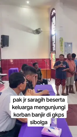 kunjungan bapak JR saragih beserta keluarga memberikan bantuan kemanusiaan dan dukungan moral kepada korban banjir bandang disibolga