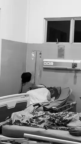 Jadi ini cerita dinas malam ku yang buat aku sedih dan terharu🥺🥺 Jadi pasien (ibu) ini menggigil tiba” di karena kan suhu badan nya tinggi trus anak nya manggil kami perawat, dia bilang bu lihatin mama ku kenapa, jadi saya datangin anak dan ibu tersebut trus anak nya nangis panik dan takut mama nya kenapa” , bu mama ku kenapa kok kegini, mama ku gakpapa kan bu, berulang” pertanyaan yg sama di lontar kan terus menurus, trus saya usap pundak nya saya tenangi dia saya bilang mama nya gakpapa, mama nya nanti sehat, tapi dia tetap nangis terus di samping mama nya 🥺#rumahsakit #anakhebatanakkuatanakpintar #igd 