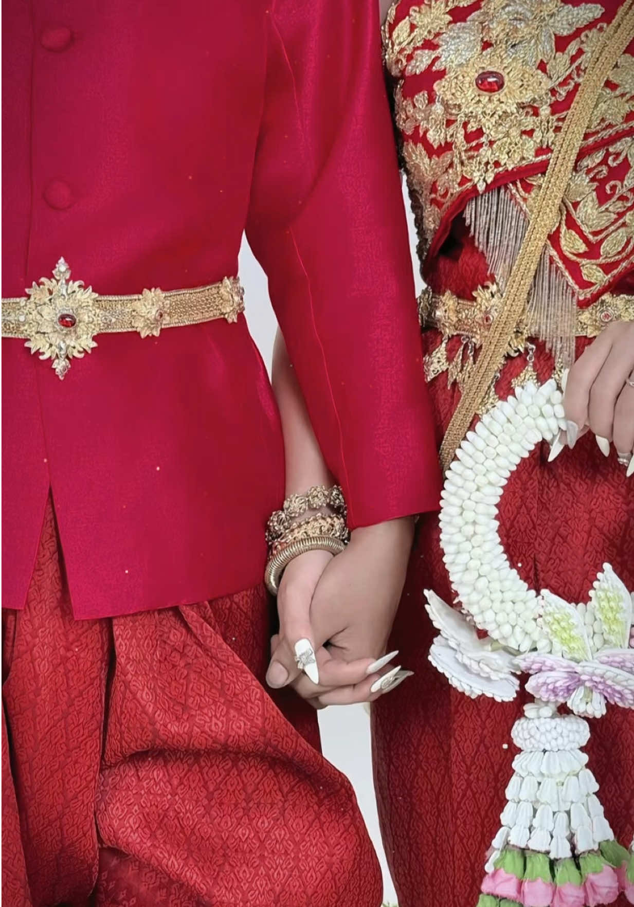 Từng khoảnh khắc nhẹ nhàng – đơn giản nhưng lại rất tình.🥰 Chẳng cần cầu kỳ, chỉ cần bên nhau là đủ.💕#chupanhcuoidep #trangphuckhmer #daurexinhyeu#xuhuongtiktok #khmertiktok 