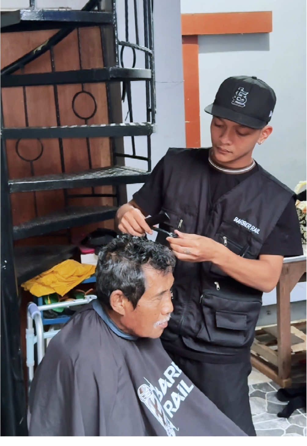 Kami siap menerima panggilan area jogja kota dan sekitarnya☎️ 📍BARBER RAIL ☎️ 0812-9766-8542 Jl.parangtritis no,56 Yogyakarta #barbershop #hairstyle #barberrail #fyp 