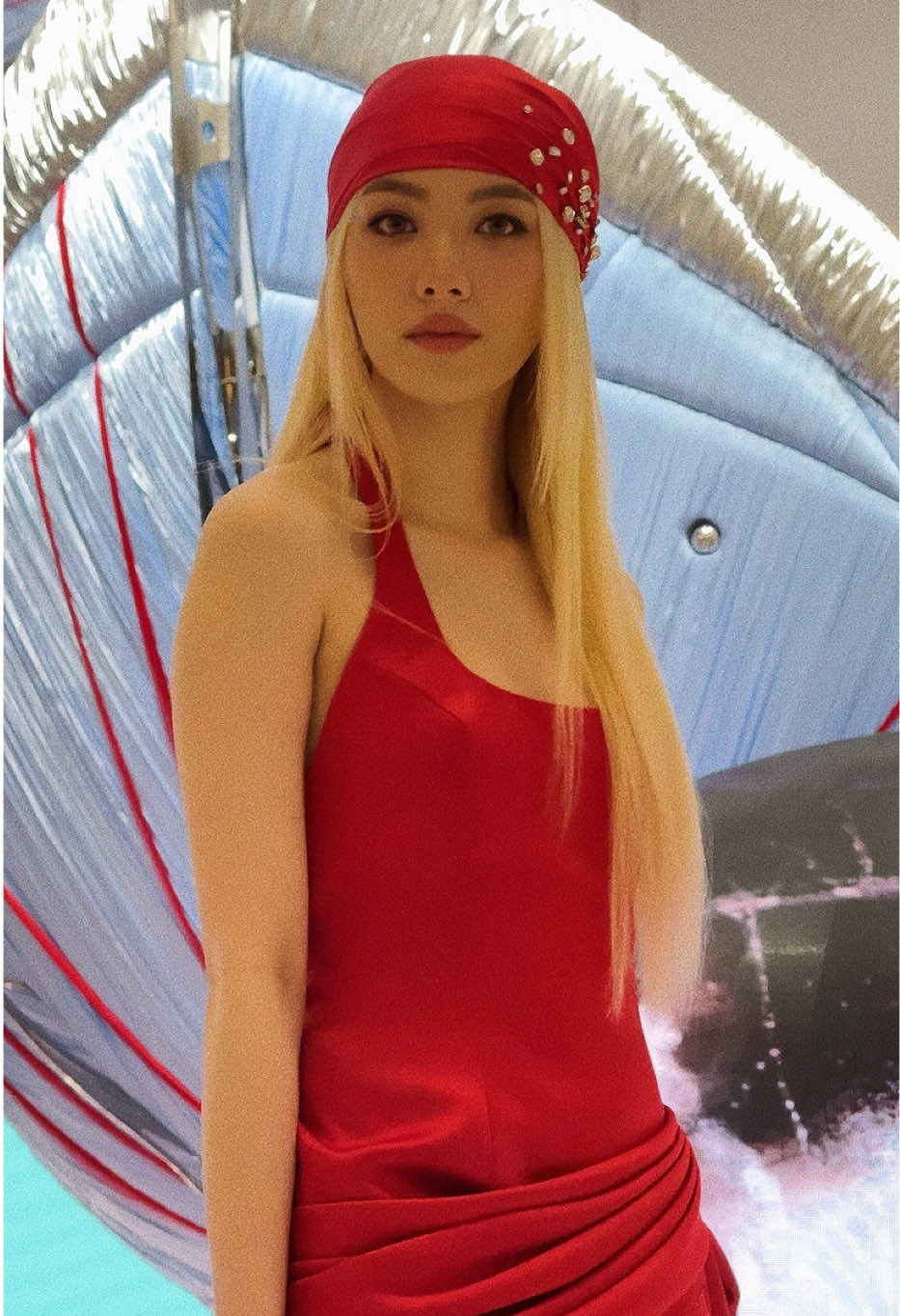 ไม่แดงไม่มีแรงเดิน! สาวสวยหนึ่งเดียวของงานเปิดตัว Haus Nowhere Bangkok แห่งแรกในเอเชียตะวันออกเฉียงใต้ ออม กรณ์นภัส ในเดรสสั้นสีแดง ที่เรียกว่าเป็นอีกหนึ่งแฟชั่นโมเมนต์ของเธอเลย #ELLEMENThailand  #OrmKornnaphat #OrmxHausNowhereBKK #HausNowhere#HAUSNOWHEREBANGKOK