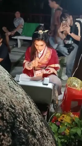 xem Trọng Nhân hoá trang biểu diễn tại mẹ mẫu tg đêm 07/12/25