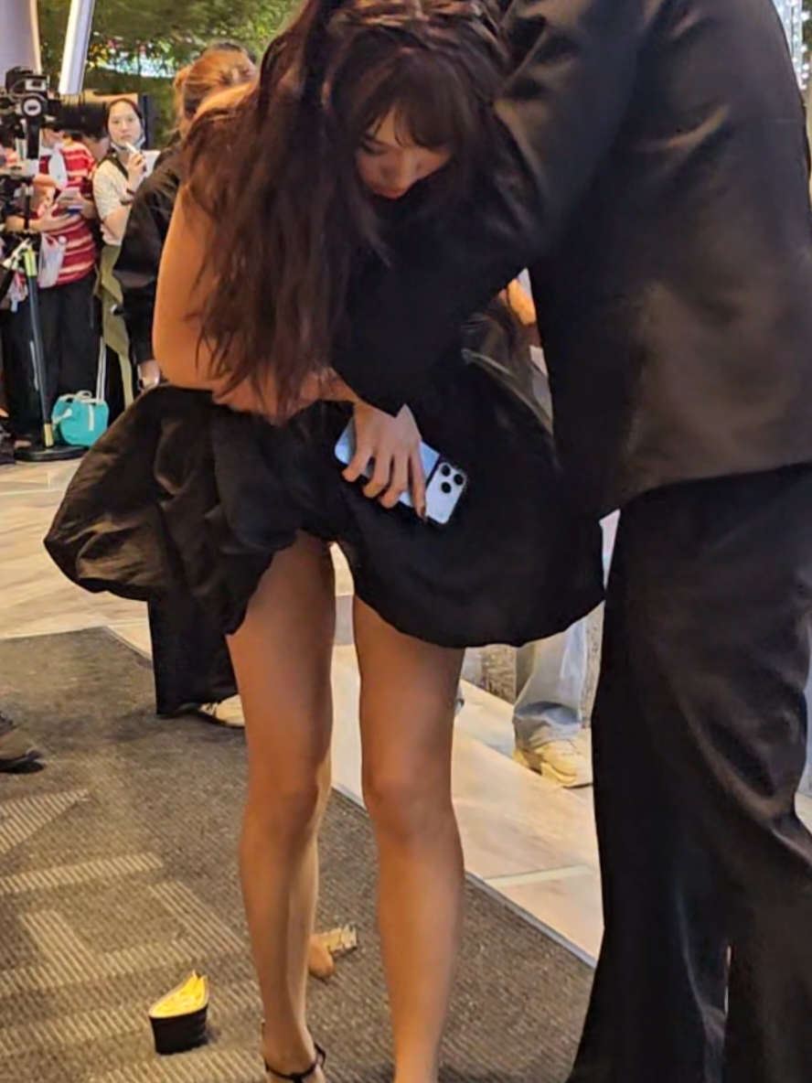 Emily trợt chân gẫy guốc khi cùng BigDaddy đi sự kiện #emily #bigdaddy #saigondaily 