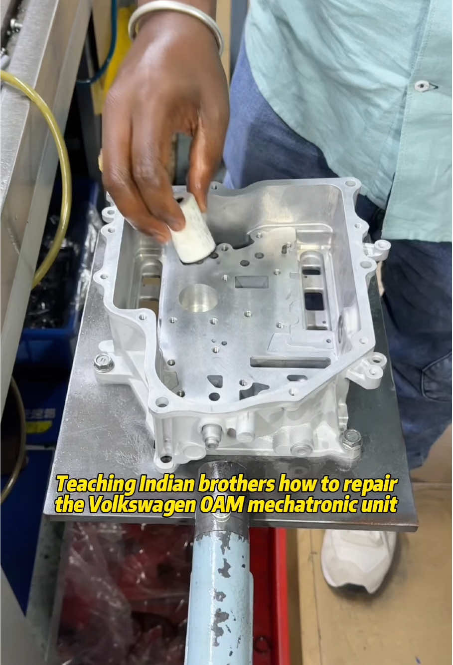 Teaching Indian brothers how to repair Volkswagen 0AM electromechanical unit systems#gearbox #volkswagen #dq200 #transmission #fyp 