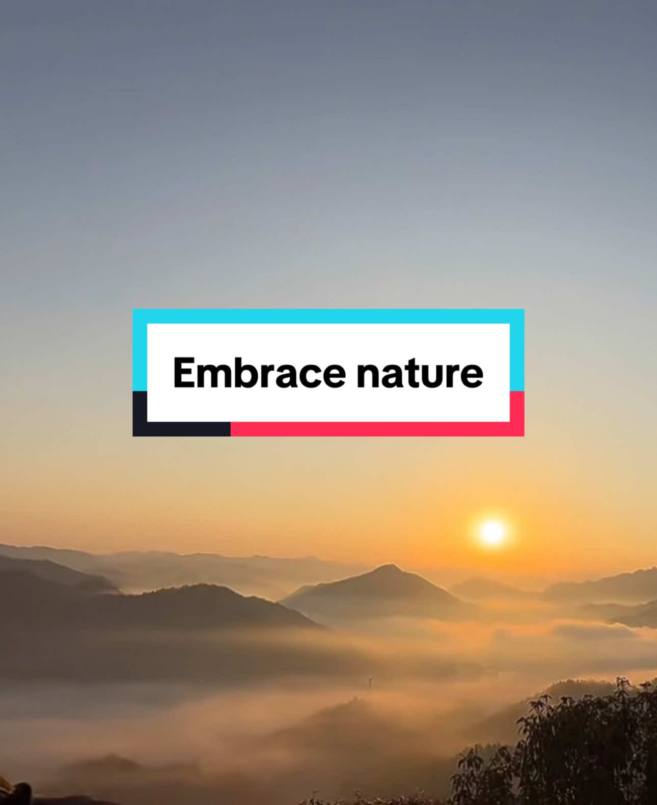 Bầu trời trên đỉnh núi luôn rộng hơn, như thể muốn nói: con người nhỏ bé, nhưng trái tim thì không. ✨☘️ #nghienleonui #trekkingvietnam 