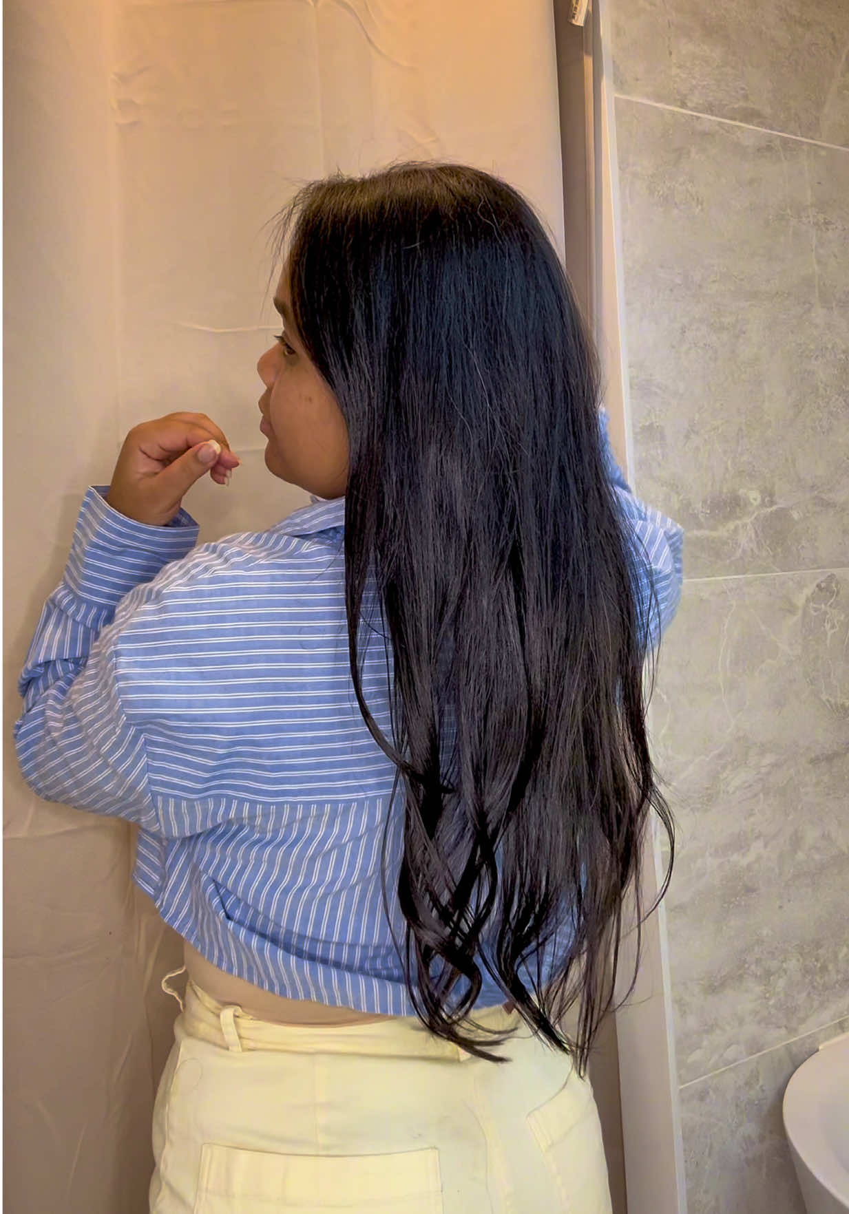 Qui dit hiver dit cheveux desséchés par le froid, la pluie et le vent. Pour ma part, je n’ai jamais eu les cheveux aussi longs, et je ne tiens pas à les couper tout de suite, sauf les pointes bien sur.  Afin de protéger et réparer mes longueurs et les pointes, mon serum ultime c’est le serum cheveux longueurs et pointes de @Aromazone_officiel et je vois tout de suite la différence 🤍🤍 . . #aromazone #hairtips produit offert