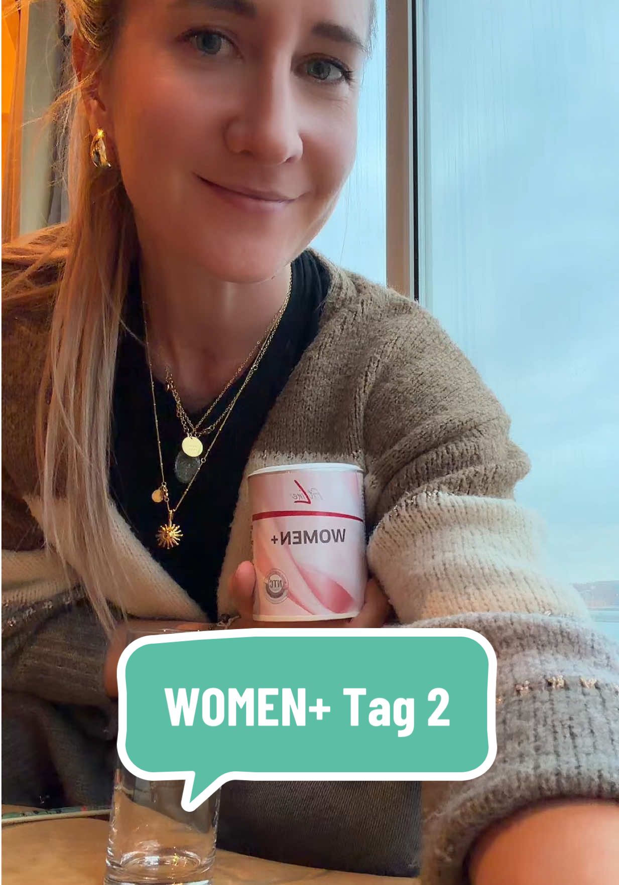 Tag 2 mit WOMEN+ ✨ Ich teste das neue Produkt gerade auf unserer Kreuzfahrt und ich sag’s ehrlich: mein Körper liebt jede Unterstützung, die ihn in Balance bringt. 🚢✨ seit 7 Jahren nehme ich die Produkte und bin echt gespannt, ob sich nochmal etwas verändert 🥰 Warum ich es mitgenommen habe? Die Inhaltsstoffe helfen für folgende Aspekte…  • weniger Müdigkeit, mehr Fokus (ja bitte!)   • Unterstützung für Hormone & Stimmung • mehr Wohlbefinden • Darmflora & Verdauung bekommen sanften Support • antioxidative Pflanzenpower gegen Stress von innen heraus   Für mich ist das gerade der perfekte Daily-Support auf Reisen – wo Schlaf, Routinen und Zyklus sowieso ein Eigenleben führen 😅 Willst du mehr wissen oder hast Fragen zum Produkt? Schreib sie gern in die Kommentare, ich nehme alles mit ins nächste Video ♡ ✨
