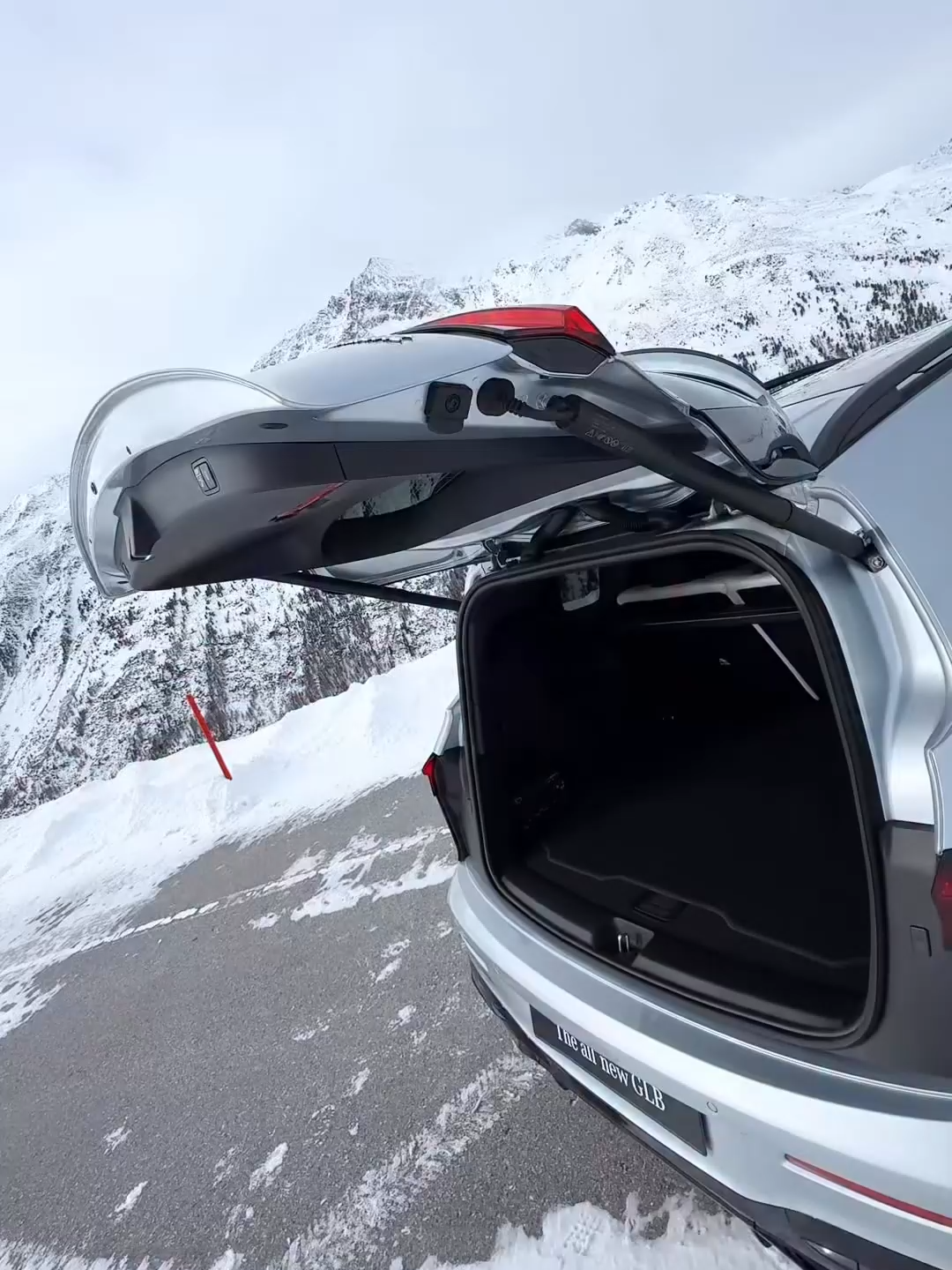 Mercedes GLB tiếp tục khẳng định vai trò của một mẫu SUV đa dụng trong phân khúc hạng sang cỡ nhỏ, khi mang lại sự kết hợp giữa thiết kế hiện đại, nội thất rộng rãi và loạt trang bị thực dụng phù hợp nhu cầu di chuyển của gia đình trẻ. Dù thông tin về phiên bản năm 2026 chưa được hãng công bố chính thức, GLB vẫn đang là lựa chọn nổi bật nhờ triết lý thiết kế cứng cáp, khả năng linh hoạt trong nhiều điều kiện vận hành và trải nghiệm sang trọng đặc trưng của Mercedes-Benz.  Lợi thế lớn nhất của GLB nằm ở không gian nội thất rộng rãi hơn nhiều đối thủ cùng phân khúc, đặc biệt ở cấu hình chỗ ngồi linh hoạt, hỗ trợ tốt cho các gia đình có trẻ nhỏ hoặc thường xuyên di chuyển đường dài. Kết hợp cùng hệ thống tiện nghi hiện đại, giao diện điều khiển trực quan và danh sách công nghệ an toàn cao cấp, GLB mang đến cảm giác vận hành cân bằng giữa thoải mái, tiện nghi và sự tự tin sau tay lái.  Với định vị hướng tới khách hàng trẻ, người làm việc trong môi trường năng động hoặc các gia đình cần một mẫu SUV nhỏ nhưng thực dụng, GLB trở thành lựa chọn đáng cân nhắc trong phân khúc hạng sang. Sự kết hợp giữa thương hiệu, tính linh hoạt và thiết kế hiện đại giúp mẫu xe này tiếp tục duy trì sức hút, dù thị trường ngày càng cạnh tranh mạnh mẽ.   #carbiz #xebiz #auto #carnews #autonews #review #racing #passion #motorsport #motorbike #pkl #caravan