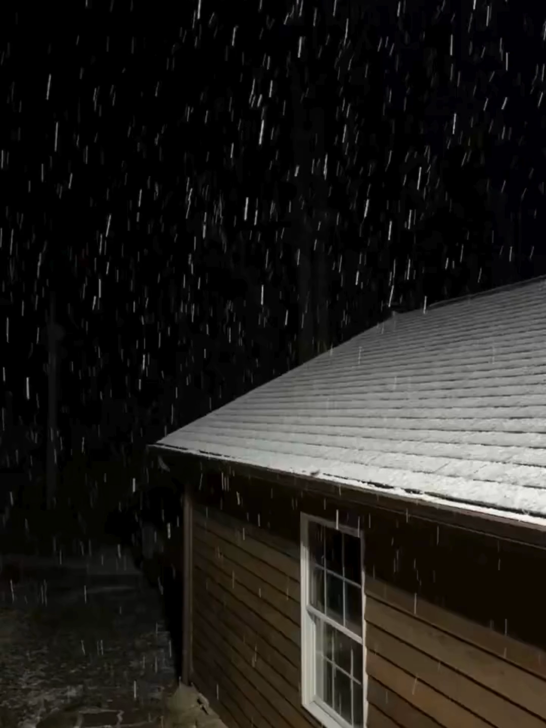 ❄️ SNOW IN THE TAR HEEL STATE: With temperatures dropping to well below freezing, residents in Haywood County, North Carolina woke up to a beautiful dusting of snow with more expected to come. #snow #winter #northcarolina #foxweather