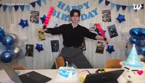 SUNGHOON DANCING TO CUTE HAPPY BIRTHDAY SONG WITH PROPS😆 hindi siya nonchalant ngayon, bigyan ka ba naman ni ganda ng selfie gift 12:08 btw, happiest birthday my hoon💓🫶