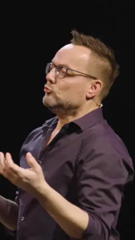 De stoelverwarming🥵… Meer van dit? Bekijk de speellijst van mijn nieuwe voorstelling: Tijdloos. Link in bio!😁 #lachen #theater #gerriesmits 