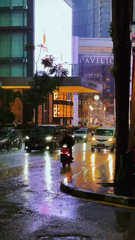 Rain, reflections, golden lights, Pavilion glowing — this is the kind of KL moment people feel before they understand. #PavilionKL #kualalumpur #rainyday 