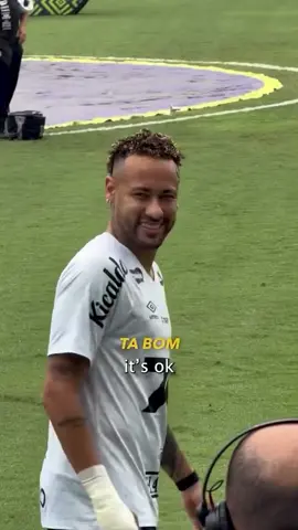 A Santos fan offered Neymar his knee just so he can keep playing and Neymar told him he needs both 😭😅 🎥 / @gustavolimawalk