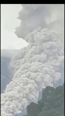 hari in Senin, 8 Desember 2025, semeru erupsi dengan tinggi kolom abu mencapai 900 meter di atas puncak. Status gunung api ini berada pada Level III (Siaga)#jawatimur#jawapos#