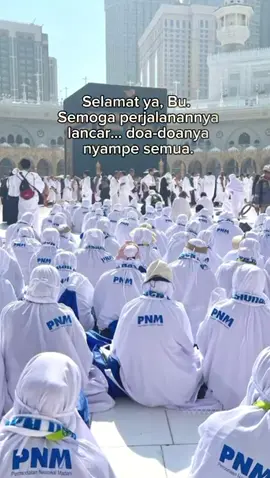 Bingung mau nulis apa… masih kebawa haru. Duduk bareng ibu-ibu Mekaar yang pertama kali terbang. Mereka dapat hadiah umroh dari PNM. Lihat matanya… rasanya kayak ikut nyimpen ceritanya juga. Semoga doanya nyampe semua  #rewardPNM2025umroh #umrohmoment #pnmmekaarhits #pnmmekaar     