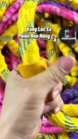 Vòng lắc eo phiên bản thế hệ mới bọc vải dệt cao cấp. Bảo hành 1:1 trong 12 tháng sử dụng tại Minh Khôi Sport. 20 phút tập luyện mỗi ngày có ngay eo thon dáng đẹp quá dễ dàng ngay tại nhà💃 #taptheductainha  #vonglaceo  #vonglacloxo  #giammobung  #minhkhoisport 