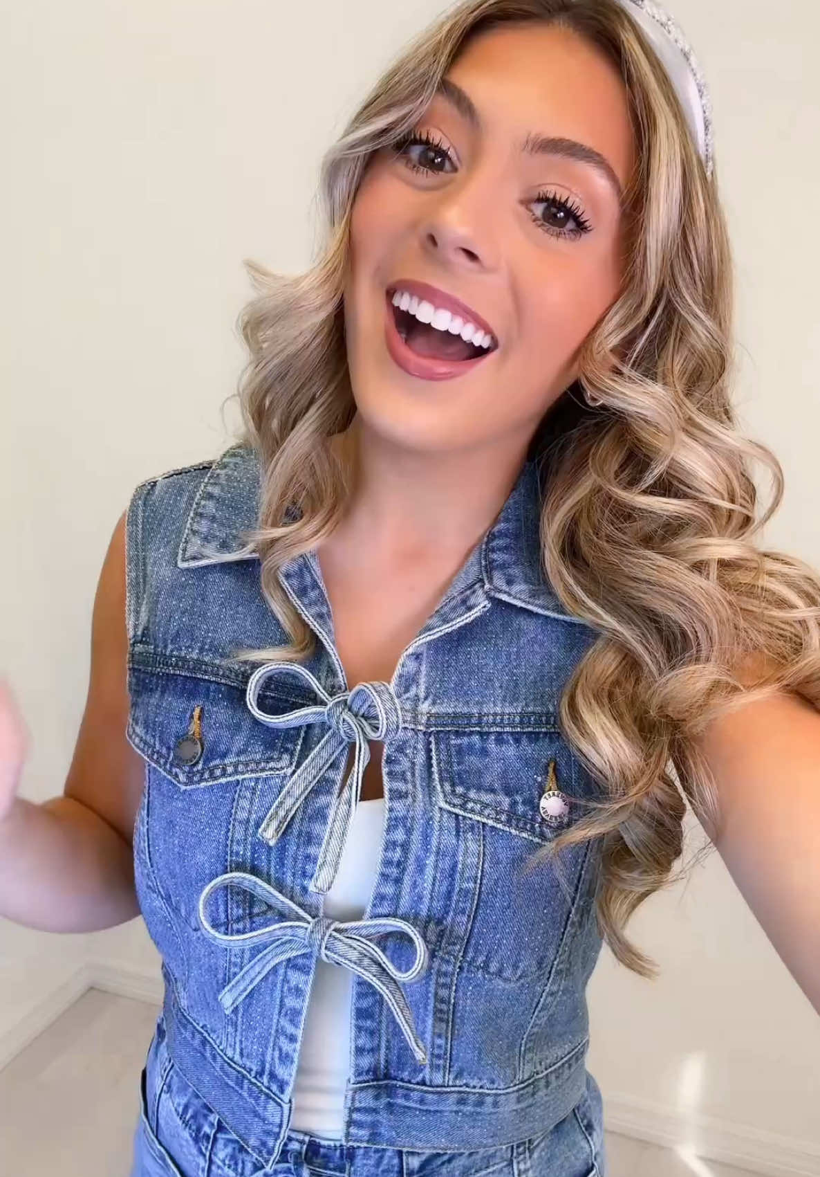 adding to my Christmas list ASAP!! 💙✨ #denimvest #sparkle #denim #fashiondeals #rhinestones 