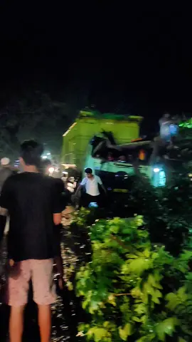 Info Terkini  Senin 8 Desember 2025 Kronologi: Terjadi Laka tunggal sebuah truk tronton yg di informasikan warga bahwasanya sopir merasa silau saat salipan dgn kendaraan lawan arah jadi sampai terlalu minggir dan ada kayu yg agak doyong mengenai kepala truk sampai sperti kondisi saat ini,namun Alhamdulillah tidak ada korban jiwa . #laka #truktrontonnabrakkayu 