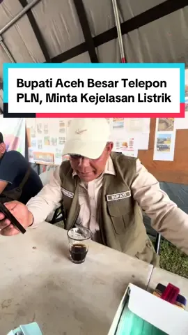 Bupati Aceh Besar, Muharram Idris atau yang akrab disapa Syech Muharram meminta penjelasan langsung dari Manajer PLN UP3 Banda Aceh, Rudi Hamiri setelah keluhan warga terus berdatangan. Warga mengeluhkan pemadaman yang tak kunjung berakhir, meski pemerintah pusat sebelumnya telah menetapkan jadwal pemulihan. Menteri ESDM Bahlil Lahadalia menyampaikan bahwa listrik di Aceh Besar dan Banda Aceh diperkirakan normal pada Senin (8/12/2025) siang. #listrik #acehbesar #pln @Syech Muharram Official 