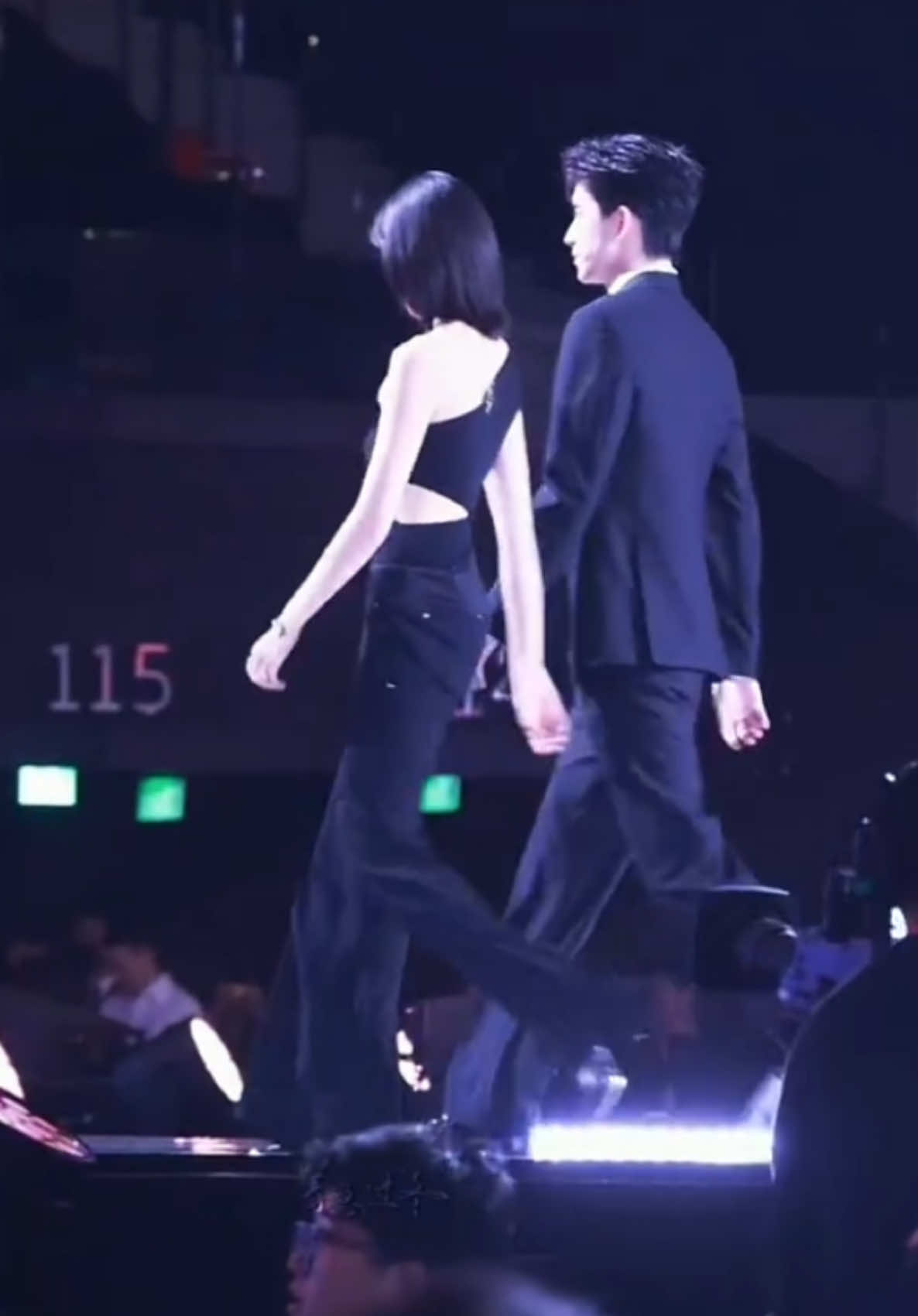 Tôn Thiên cùng Ngao Thuỵ Bằng catwalk tại “ Đêm hội gào thét iQIYI 2025”. Thua model cái tên thôi 🤭🤭 #tonthien #sunqian #sunqian孙千 #ngaothuybang #aoruipeng 