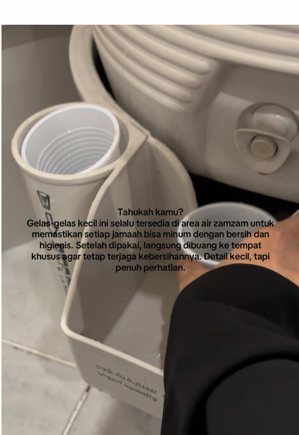 Gelas sekali pakai diarea tempat minum zamzam yang selalu tersedia