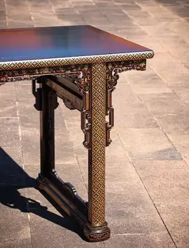 Một mẫu bàn độc bản – tinh hoa nằm trong từng đường nét 🪵✨ Lấy cảm hứng từ dáng 条案 cổ, chiếc bàn được hoàn thiện bằng tay với họa tiết vẽ vàng thủ công chạy dọc chân, khung và đường bo. Mỗi mảng chạm, mỗi nét họa đều mang theo sự kiên nhẫn và tay nghề của nghệ nhân, tạo nên một điểm nhấn khác biệt !!! #DogoHiepVu #Thucongmynghe #TinhhoaMocViet #Vietnam #Khonggiantradao              