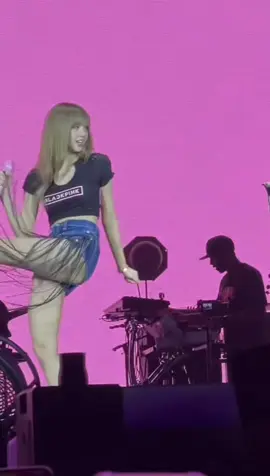 Lisa always drinks Red Bull before going on stage 😂 #DEADLINEinSG_LISA #BLACKPINK_DEADLINE #lisa #lilieslovelisa #lalisamanobal 