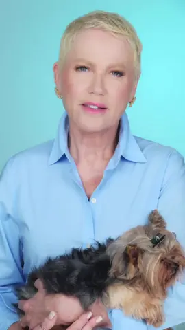 QUE XOU DA XUXA É ESSE, BRASIL?! 🗣️ A nossa eterna Rainha dos Baixinhos mandou um recado exclusivo para o hugogloss.com avisando que a venda geral de ingressos para “O Último Voo da Nave” já está aberta!!! OMG! O megashow acontece no dia 25 de julho de 2026, no Allianz Parque, em São Paulo, e os ingressos estão disponíveis pelo site da Eventim. A apresentação fará uma viagem pelas diferentes eras da carreira de Xuxa: desde o lendário “Xou da Xuxa”, passando pelo “Xuxa Park” e “Planeta Xuxa”, pelos clássicos do cinema, como “Lua de Cristal”, até ao “Xuxa Só Para Baixinhos”, que marcou uma geração. Estamos prontos para sermos abduzidos, RAINHA, e visitar o seu #PlanetaXuxa! 👑 (🎥: @xuxameneghel)