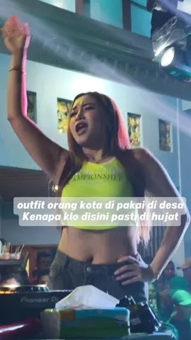 outfit seperti ini kalo di sana biasa aja. tp klo disini...?
