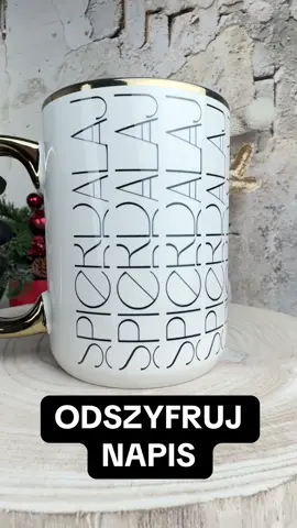 Z pozoru elegancki. W rzeczywistości… zaszyfrowana wiadomość. Nie każdy w biurze musi wiedzieć, co naprawdę myślisz… Czasem wystarczy zaszyfrowany kubek  😎☕ #kubek #ukrytyprzekaz #humor #coffeevibes#sekret