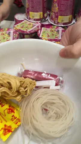 CÓ XÚC XÍCH VÀ VẮT HỦ TIẾU TROng ly ngon nhanh lẹ thùng 24 gói #mỳ #mytom #myhutieu 