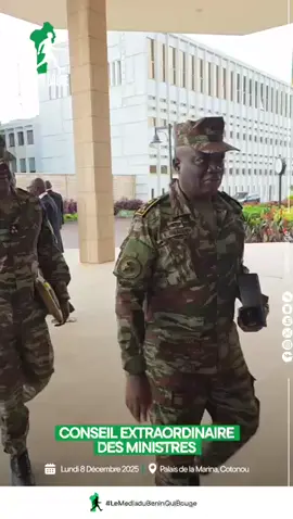 🚨 𝗖𝗼𝗻𝘀𝗲𝗶𝗹 𝗱𝗲𝘀 𝗠𝗶𝗻𝗶𝘀𝘁𝗿𝗲𝘀 𝗲𝘅𝘁𝗿𝗮𝗼𝗿𝗱𝗶𝗻𝗮𝗶𝗿𝗲 𝗰𝗲 𝗹𝘂𝗻𝗱𝗶 𝟴 𝗱𝗲́𝗰𝗲𝗺𝗯𝗿𝗲 𝟮𝟬𝟮𝟱 🇧🇯 À la suite de la tentative de coup d’État survenue le dimanche 7 décembre 2025, le Président de la République, Son Excellence Patrice TALON, a convoqué en urgence un Conseil des Ministres extraordinaire au Palais de la Marina ce lundi 8 décembre 2025. Cette réunion exceptionnelle qui a réuni tous les ministres, les ministres conseillers, le haut commandement militaire des forces armées béninoises et quelques proches collaborateurs du cabinet civil du Président de la République  visait à exposer le déroulé des faits, évaluer l'ampleur des dégâts, et à prendre les décisions nécessaires pour garantir la stabilité des institutions et la sécurité du pays. Le Président de la République dont le domicile a été attaqué par les assaillants a été chaleureusement applaudi par le conseil dès son entrée en salle. #BeninBouge