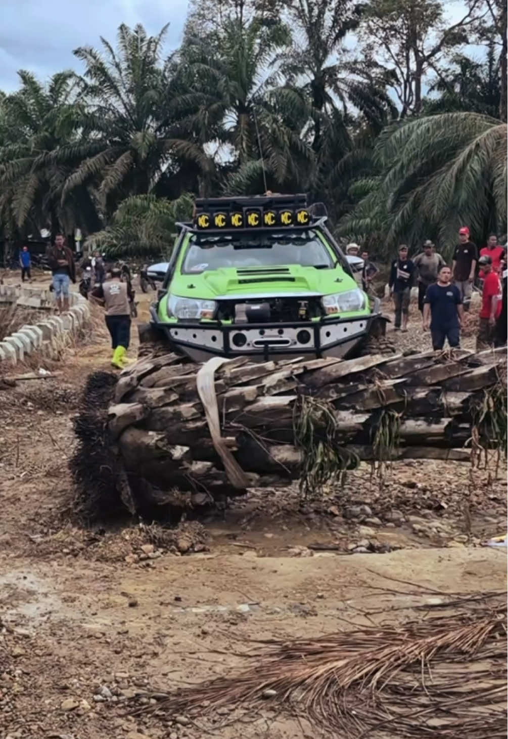 XTRIM INDONESIA Dan IOF SUMUT Membantu buka akses jalan untuk penyaluran Bantuan ke Plosok Aceh Tamiang Bravo Kemanusiaan !! #acehtamiang  #banjiracehtamiang 