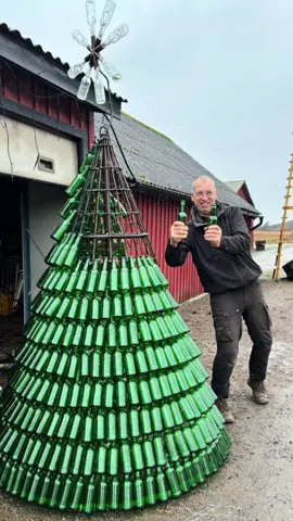 Micke fortsätter bygga! Finalen kommer på torsdag, både tänd och otänd, håll ut!!🥳 #fyp #foryoupagе #christmas #julpynt #jul 