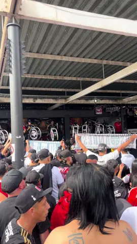 LA HINCHADA POPULAR…🤟🏻🖤🤍#colocolo #albo #albolocura🤍🖤🤟🏻😍 #albolocura⚪️⚫️⚪️⚫️ #cacique @Colo-Colo 