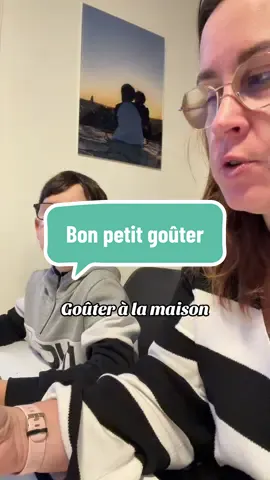 Goûter de la cycysfamily en ce lundi: viennoise/nutella. Et Arthur avait déjà mangé un fruit 