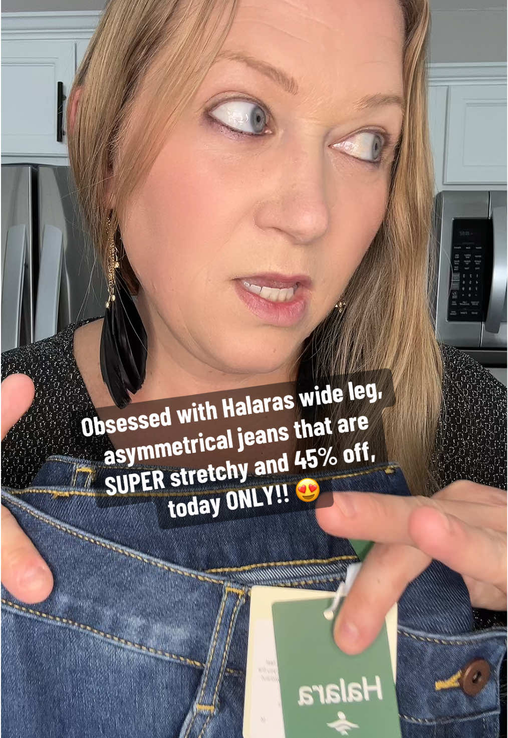 Halaras low rise, wide leg asymmetrical jeans are so flattering, size down for a more fitted look! #halara #halarajeans #halarapants #halaratiktokshop #halaraeveryday 