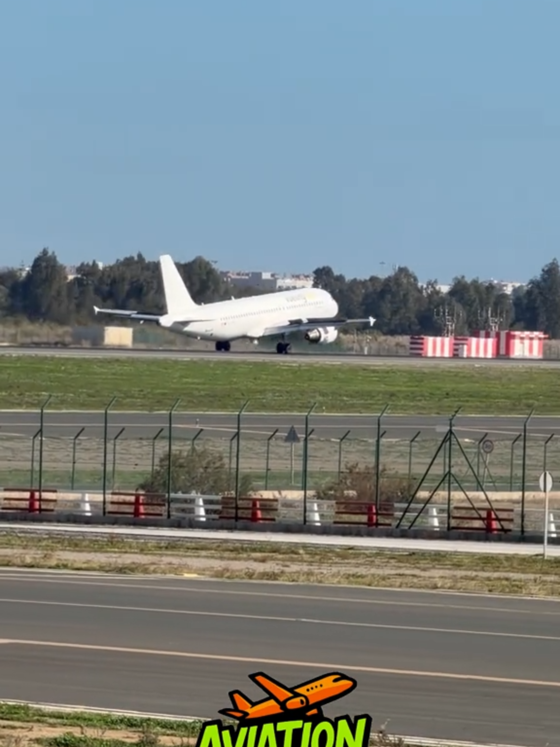 Can't get the nose wheel down - Vueling LGW to AGP #AGP #MALAGA #MALAGAAIRPORT #A320 #NOSEWHEEL