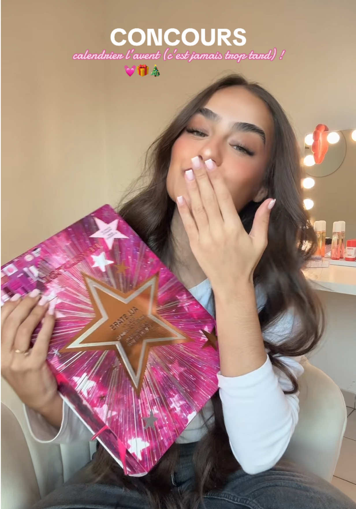 CONCOURS \\ Remerciez @Makeup Revolution pas moi ! 💕🎁-produit offert Conditions: -Me suivre  -Identifier 2 copines  #calendrierdelavent #makeup #beauty #tutomakeup #concours 