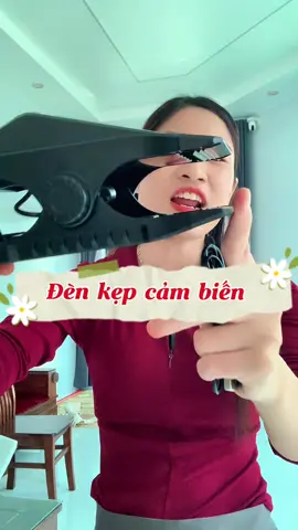 Đèn kẹp cảm ứng. Tự xạc bằng năng lượng mặt trời. Chống nước chống va đập. Dùng ngoài trời hay trong nhà đều được#tieubinhnhi97 #xuhuong #denkepnangluongmattroi 